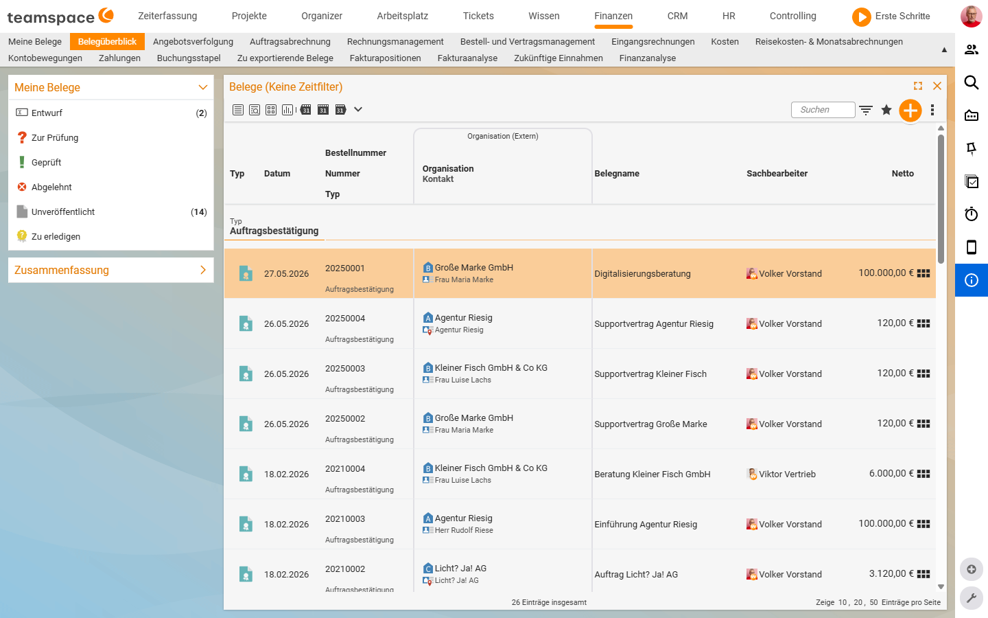 Belegüberblick-Liste mit Status-Akkordeon (Entwurf, Zur Prüfung, Geprüft, Abgelehnt, Unveröffentlicht) und Zusammenfassung in der Sidebar, Belege nach Typ gruppiert