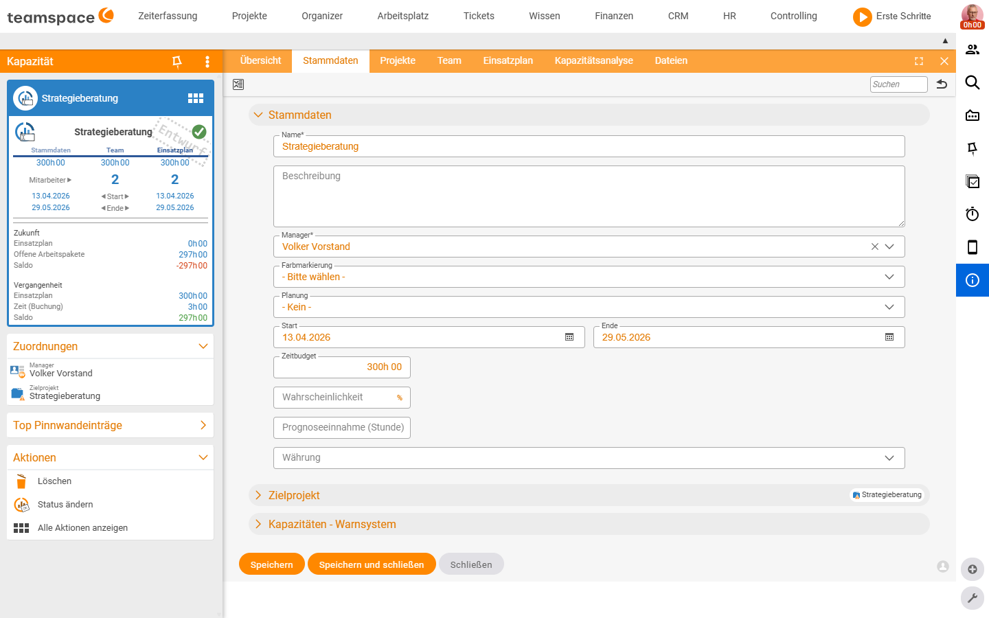 Stammdaten-Editor der Kapazität mit den Feldern Name (Pflicht), Beschreibung, Manager (Pflicht), Farbmarkierung, Planung, Start, Ende, Zeitbudget, Wahrscheinlichkeit, Prognoseeinnahme (Stunde) und Währung; darunter die Akkordeons Zielprojekt und Kapazitäten – Warnsystem
