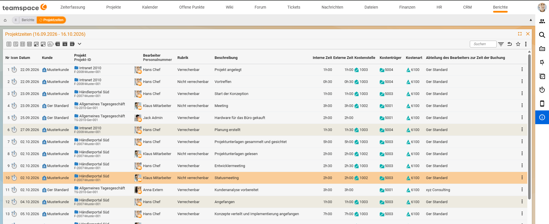 Liste „Projektzeiten (16.09.2026 - 16.10.2026)“ unter Berichte mit den Spalten Datum, Kunde, Projekt, Bearbeiter, Rubrik, Beschreibung, Interne Zeit, Externe Zeit, Kostenstelle, Kostenträger, Kostenart und „Abteilung des Bearbeiters zur Zeit der Buchung“; je Zeile z. B. Kostenstelle 1003, Kostenträger 5004, Kostenart 6100, Abteilung Ger Standard.