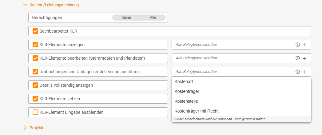 Akkordeon „Kosten-/Leistungsrechnung“ einer Benutzergruppe mit allen Rechten gesetzt außer „KLR-Element Eingabe ausblenden“; beim Recht „Umbuchungen und Umlagen erstellen und ausführen“ ist das Optionsfeld geöffnet mit den Einträgen Kostenart, Kostenträger, Kostenstelle und Kostenträger mit Recht sowie dem Hinweis „Für die Mehrfachauswahl die Umschalt-Taste gedrückt halten“; die übrigen Optionsfelder zeigen „Alle Belegtypen sichtbar“.