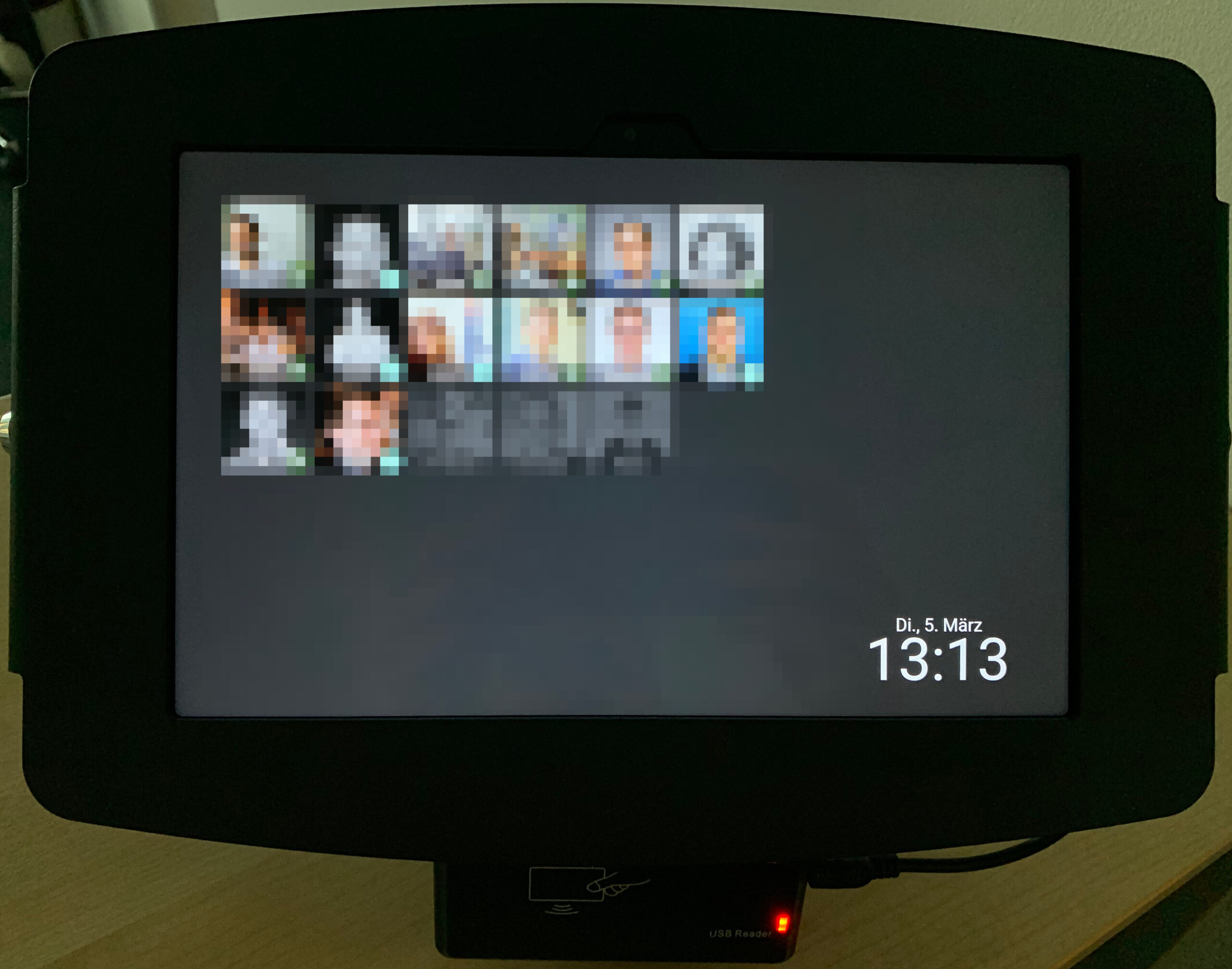 Das fertig aufgebaute Check-in/out-Terminal im Gehäuse mit Standfuß und RFID-Reader
