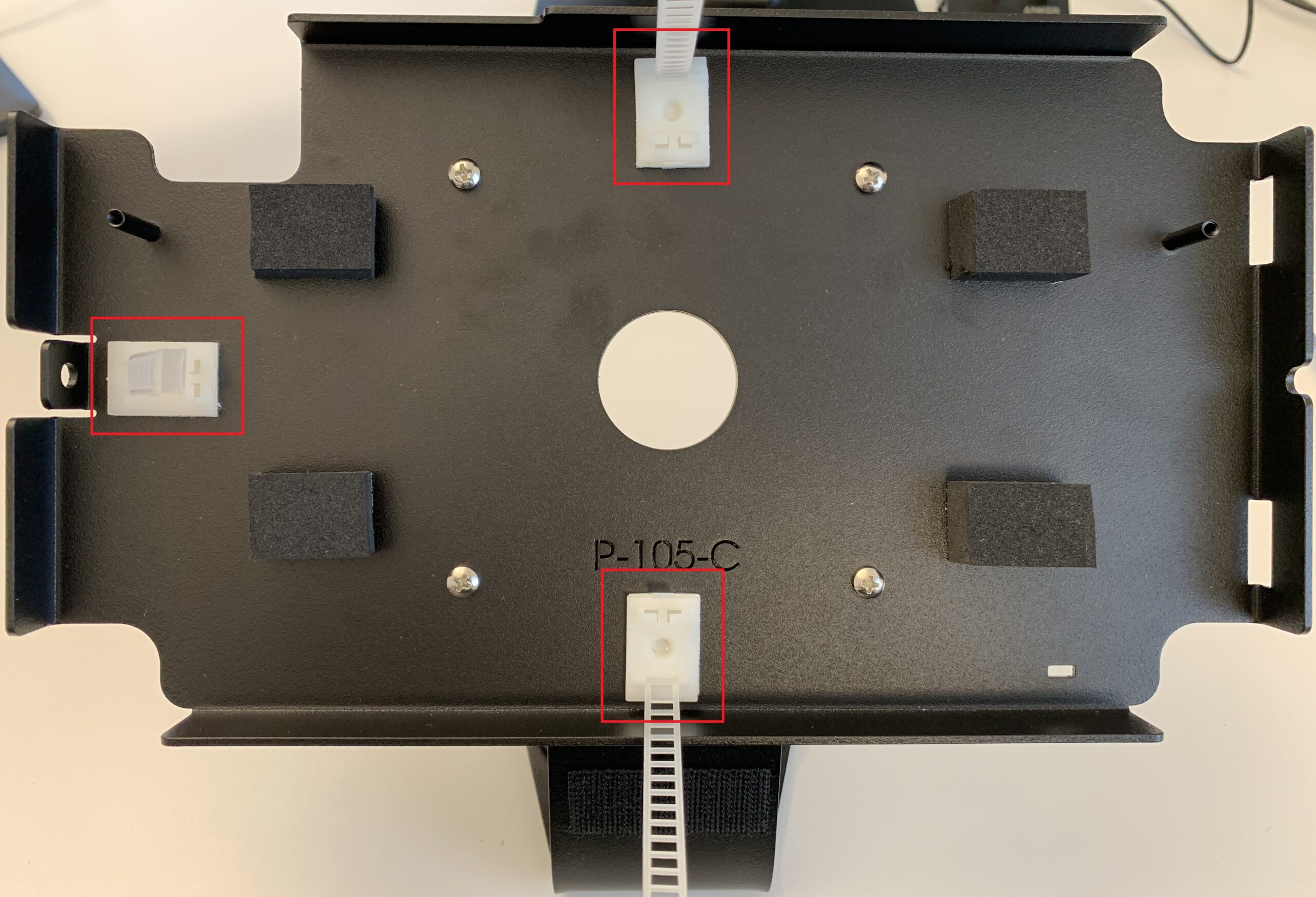 Das Gegenstück des Klettbandes wird auf den RFID-Reader und den USB-C-Dongle geklebt