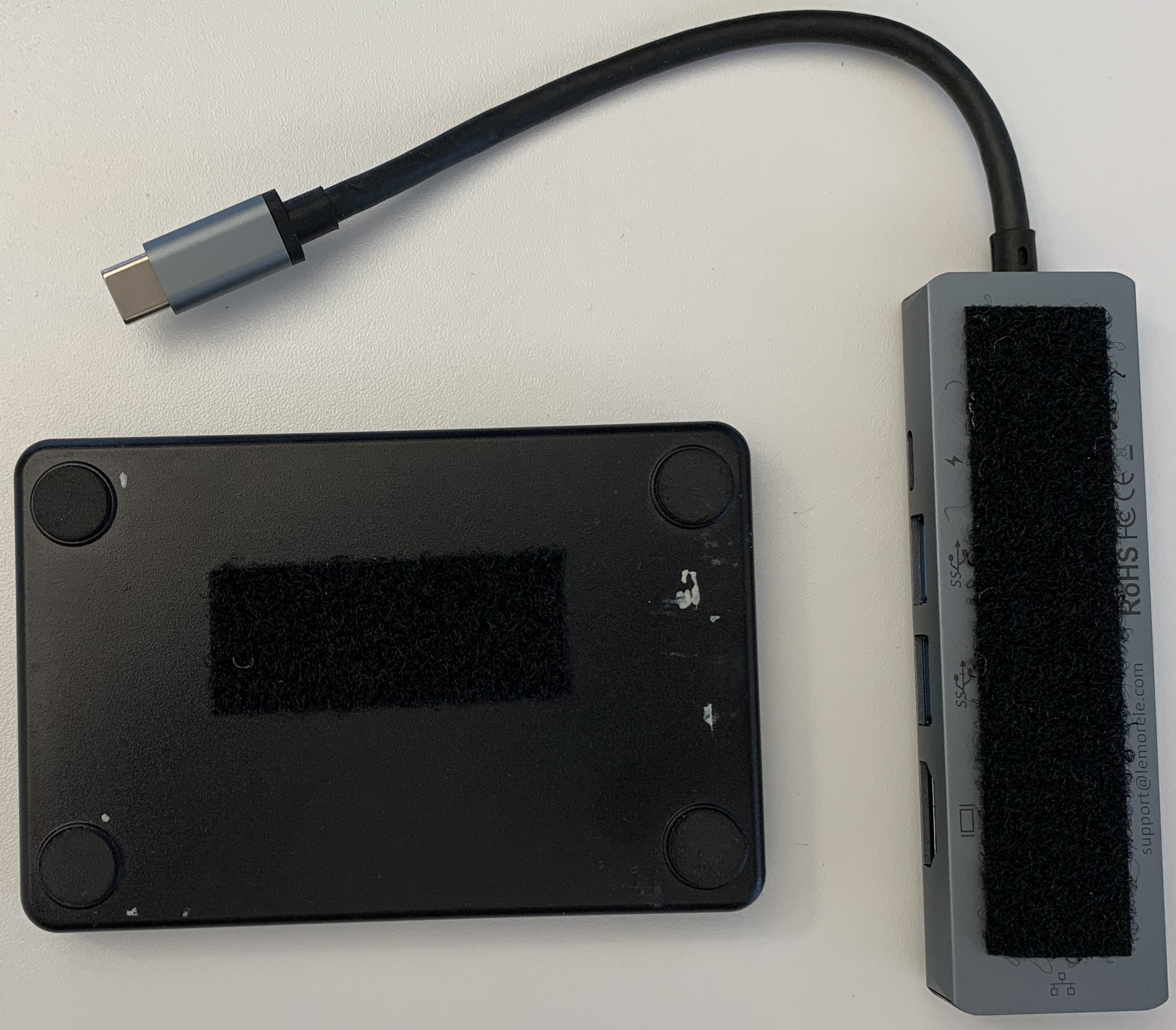Der USB-C-Dongle wird unter dem Gehäuse befestigt, das Kabel durch das mittlere Loch geführt