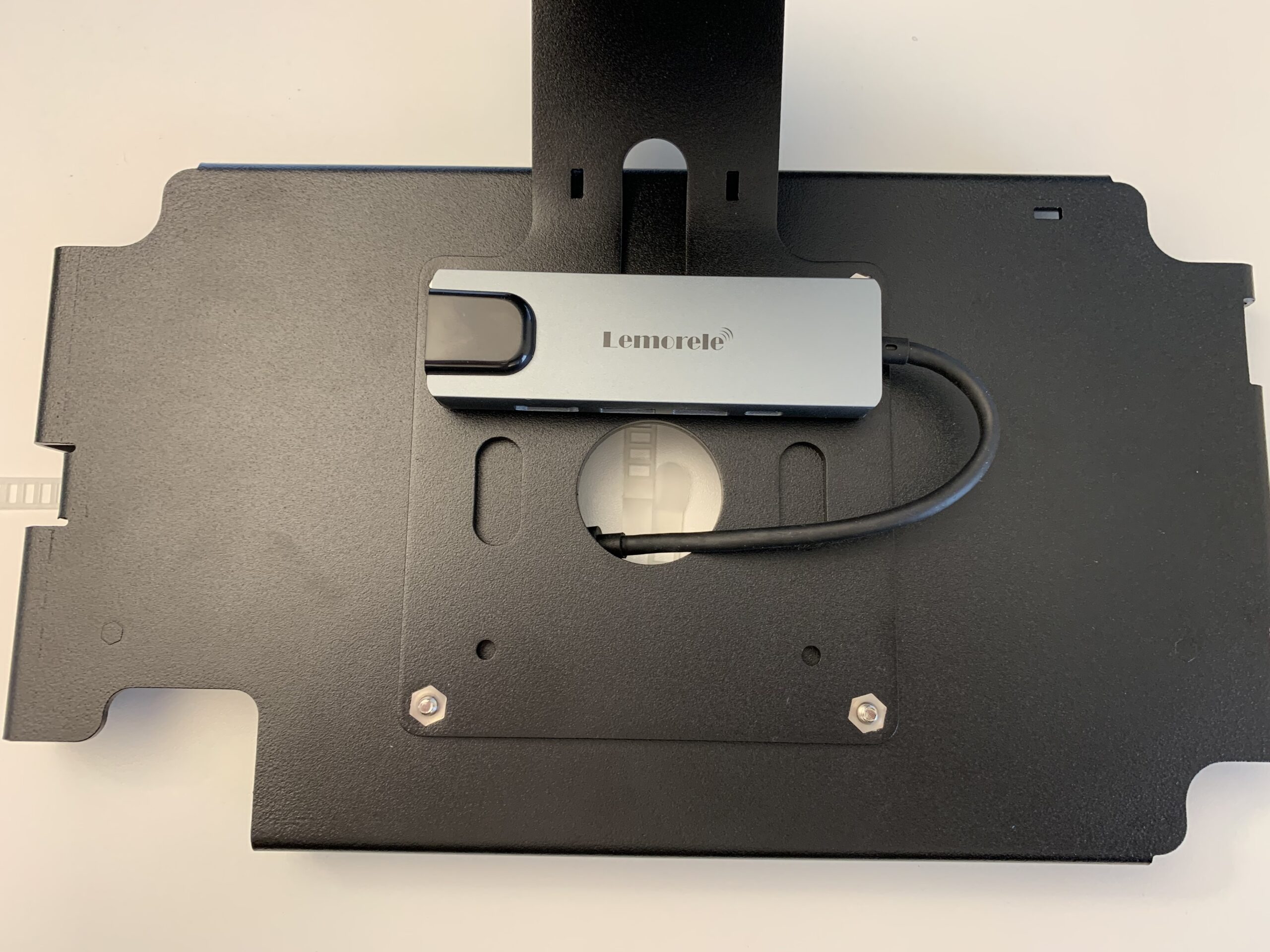 Das USB-C-Winkelstecker-Kabel wird so verlegt, dass der gewinkelte Stecker rechts liegt