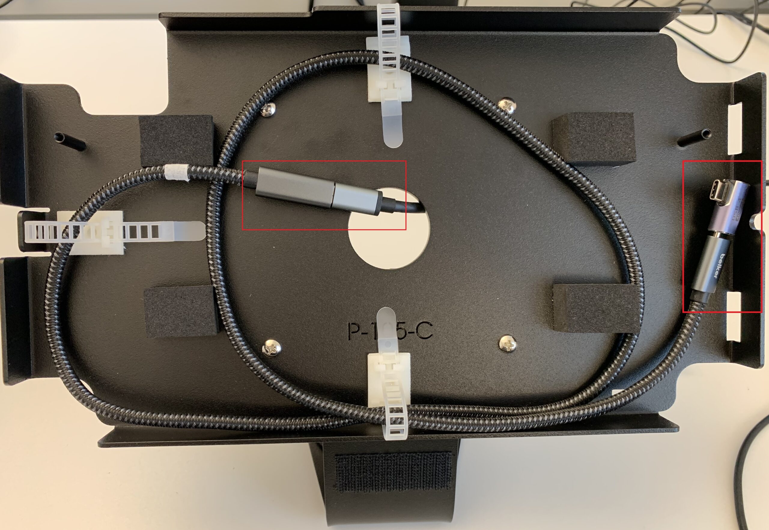 Das Kabel für den RFID-Reader wird verlegt und der Reader am Standfuß befestigt