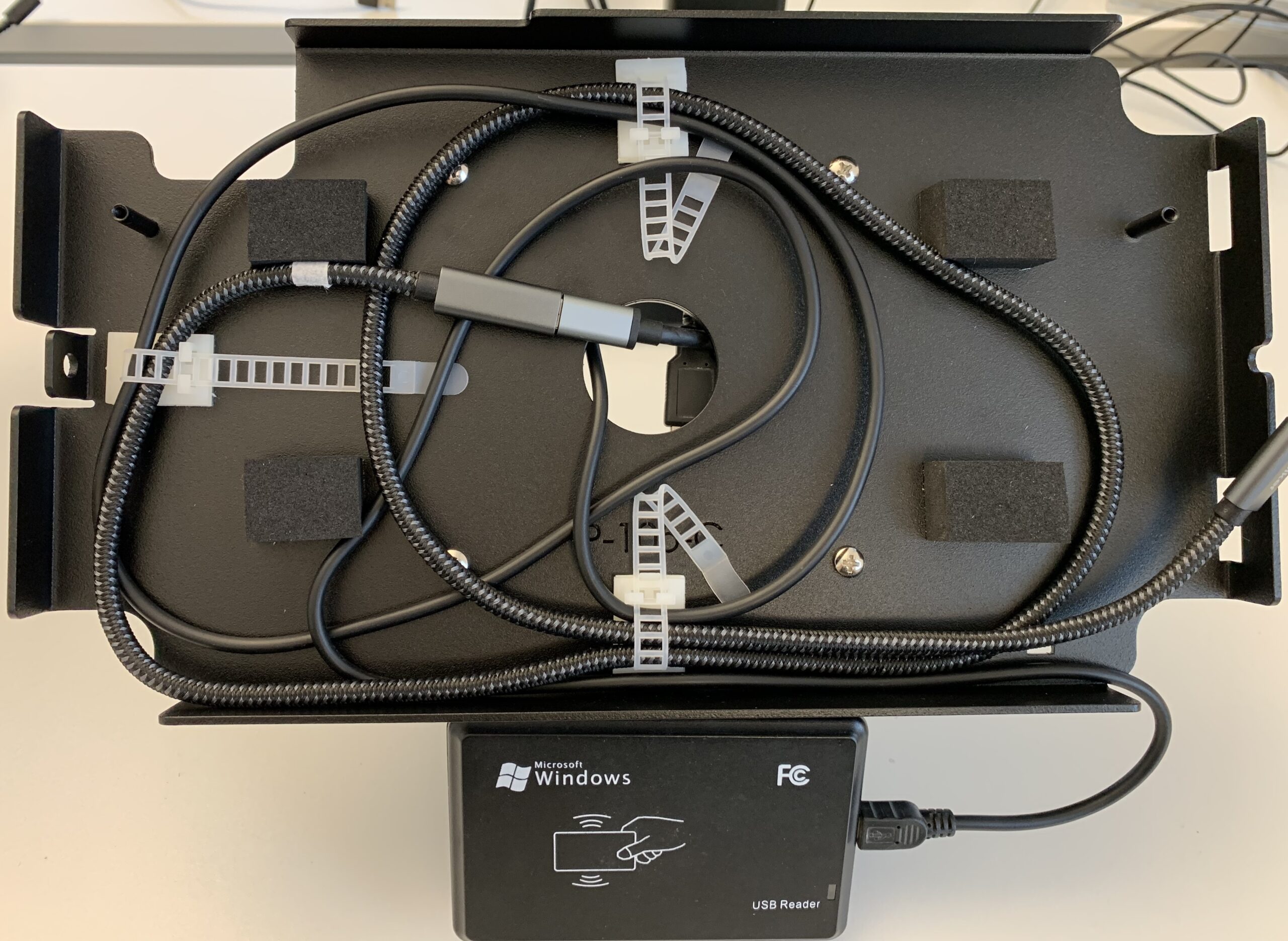 Das Tablet wird mit dem USB-C-Stecker angeschlossen und in die Halterung gelegt