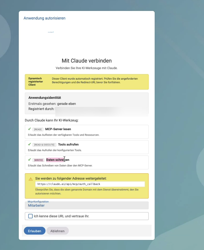 Zustimmungsseite Mit Claude verbinden: gelber Hinweis auf den dynamisch registrierten Client, die Anwendungsidentität, die drei Berechtigungen MCP-Server lesen, Tools aufrufen und Daten schreiben, die Weiterleitungsadresse, die MCP-Konfiguration Mitarbeiter sowie die Schaltflächen Erlauben und Ablehnen