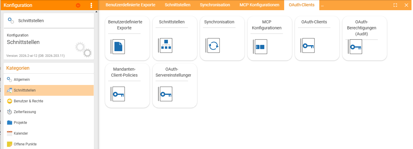 Die Kategorie Schnittstellen in der Systemkonfiguration als Kachelübersicht: Benutzerdefinierte Exporte, Schnittstellen, Synchronisation, MCP Konfigurationen, OAuth-Clients, OAuth-Berechtigungen (Audit), Mandanten-Client-Policies und OAuth-Servereinstellungen
