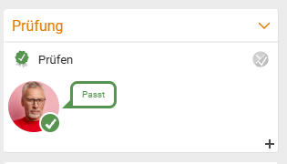 Sidebar-Box „Prüfung“ nach der Freigabe: der Eintrag „Prüfen“ mit grünem Häkchen und eine Sprechblase „Passt“ am Avatar des Prüfers