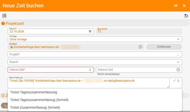Dialog Neue Zeit buchen: Feld Kontext mit dem Ticket „Kontaktanfrage über teamspace.de“ und dem Knopf Entfernen, darunter Projekt, Rubrik, Interne Zeit und Externe Zeit; im Feld Beschreibung der vorbelegte Ticketverweis, rechts im Feld der KI-Zauberstab mit geöffneter Auswahl Ticket-Tageszusammenfassung, Ticket-Tageszusammenfassung (formell) und Ticket-Zusammenfassung (formell). Der Name des Anfragenden ist weichgezeichnet.